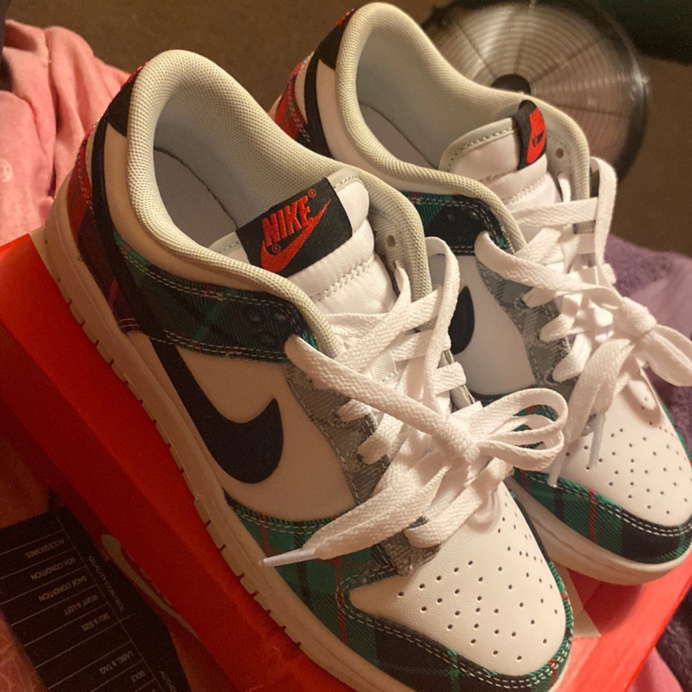 selling these casual dunks , brand new never worn , size 6 in boys